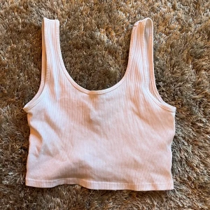 vit topp - Topp från Gina Tricot i S. Säljer då den är lite för stor. Oanvänd.