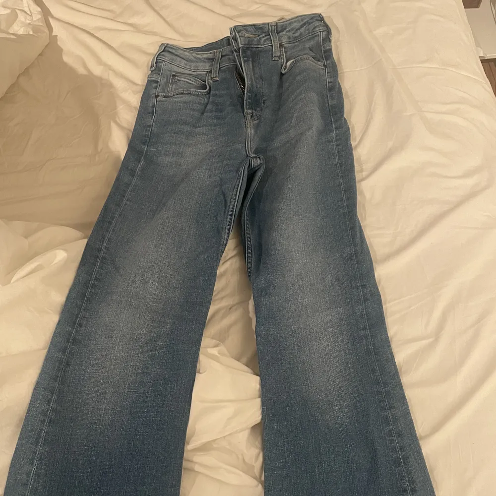 Supersnygga mid-rise jeans. Knappt använda och sitter supersnyggt. Ungefär 34/36. Pris kan diskuteras och köpare står för frakt🫶🏼. Jeans & Byxor.
