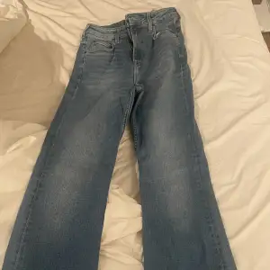 Supersnygga mid-rise jeans. Knappt använda och sitter supersnyggt. Ungefär 34/36. Pris kan diskuteras och köpare står för frakt🫶🏼