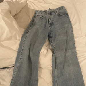 Jeans från Zara - Supersnygga jeans från zara i bra skick. Sitter som 36 skulle jag säga. Knappt använda. Pris kan diskuteras och köpte står för frakt❤️