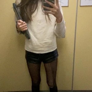 Skinn shorts  - Säljer dessa super fina skinn shorts köpta på hm för ungefär 2 år sen, bra skick! Köptes för 150kr säljer för 80kr!❤️