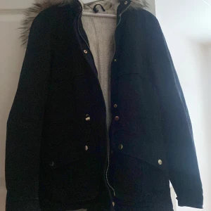 Vinterjacka - En jätte fin vinter jacka i bra skick använd 2-3 ggr 