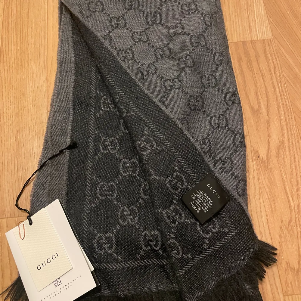 Gucci halsduk/scarf  Köpt på NK i Göteborg, kvitto samt gamla prislappen finns kvar och medföljer (se bild). Unisex, både för dam och herr. Ordinarie pris 2 490kr.  Säljs för att jag inte får användning av den längre.  Perfekt skick. . Accessoarer.