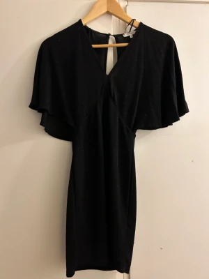 Svart glittrig klänning - Från Chiquelle