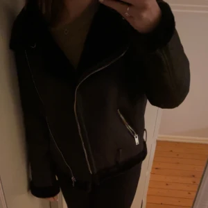 Jacka - Varm jacka/skinnjacka, perfekt till vintern, använd 1-2 gånger, fråga gärna om fler bilder!💕💕 