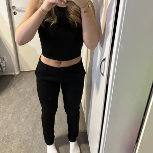 Svarta Låg midjade kostymbyxor - Svarta lågmidjade kostymbyxor. Använd 1-3 gånger annars superbra skick! 