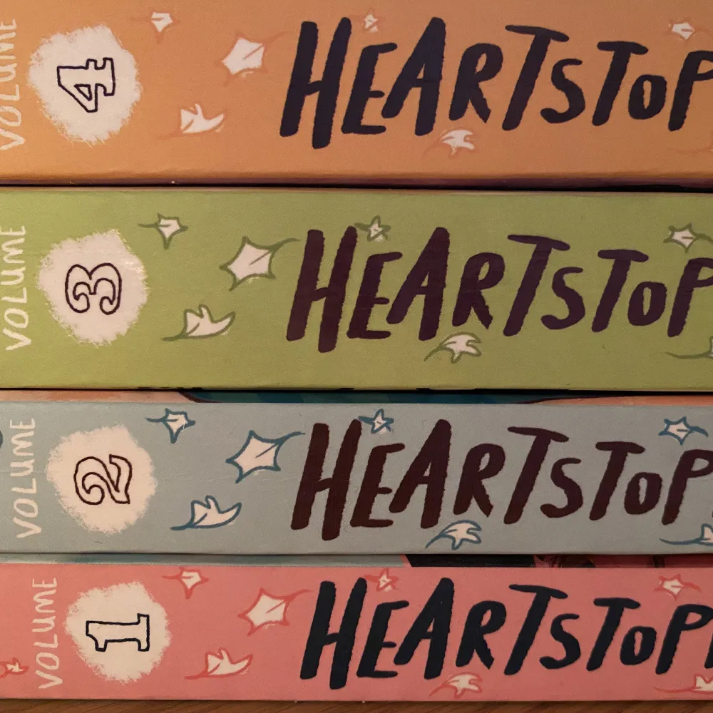 Hela Heartstopper serien 🤩 Supersöt och romantisk serie som passar alla. Lästa 1 gång, därav i princip nyskick! Alla för 300, nypris är ca 600kr därav halva priset 🥰. Övrigt.
