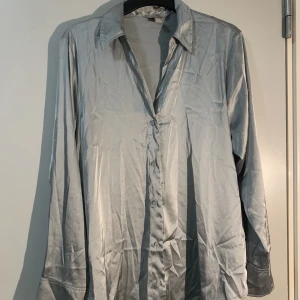 Grön silkesskjorta - Skjortan är från HM.  (Strykning erbjuds vid köp.)