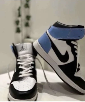 Jordans - Säljer för jag knappt hann använda de innan snön kom och trönntade på de snabbt. Säljer billigt för har ingen användning av de alls . Pris kan diskuteras. Och skriv privat för fler bilder eller frågor 