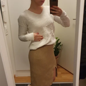 Stickad tröja med öppen rygg - En vit stickad tröja med snörad, öppen rygg 💛  I princip oanvänd och i fint skick! 