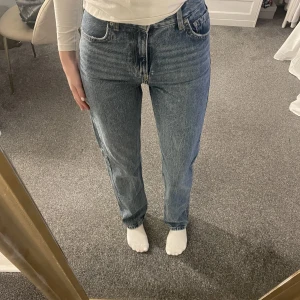 Bershka high waist straight  - Helt oanvända jeans. Priset går att diskutera. För fler bilder är det bara att kontakta.