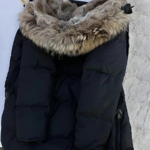 PARAJUMPER LONG BEAR  - Hej, här säljer jag parajumpers longbear. Jag köpte för 10.000kr men säljer den för 5,500kr. Den är perfekt för vintern och du kommer inte känna nån kyla alls i denna jacka. Jätte fin päls som är äkta & jackan kan du ha i flera år. Hållbarheten är suverän