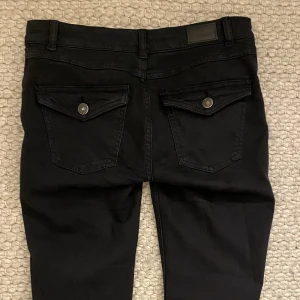 Svarta jeans med fickor - Säljer dessa superfina lågmidjade utsvängda jeansen med fickor där bak!💓 så unika o passar till allt. Jag är 163🤗