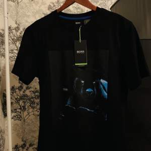 Hugo boss T-shirt med fint tryck samt att den lyser i mörkret. Storlek S men passar även M.