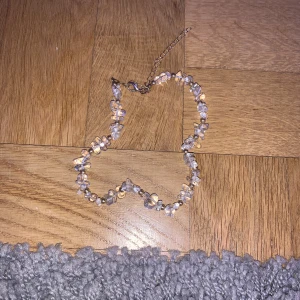 Halsband  - Gulligt halsband med genomskinliga små stenar💕
