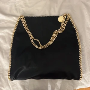 Stella McCartney Väska - Säljer min Stella McCartney väska som jag fick i julklapp❣️ köpt på Vestiaire men i princip oanvänd❤️ kan även tänka mig byta mot en annan väska eller en med silvrig kedja💞
