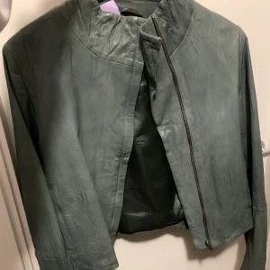 Grön skinnjacka  - Grön skinnjacka köpte i den nya Mango butiken vid Drottninggatan, preloved sektionen. Originalpris 500. Lappen finns kvar. Köpt secondhand men jättefint skick. 