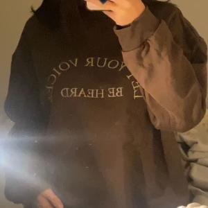 Brun sweatshirt - anvönd 1 gång!! köpt på nakd för 400kr sitter baggy 