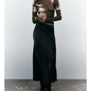 lång satinkjol zara - Säljer min långa satinkjol från zara endast använd en gång då jag inte tyckte om hur den satt på mig! Den är såå fin och ser ungefär ut som andra bilden. Är 160 och kjolen är lite lång på mig men går att vika upp en gång i midjan och då blir den perfekt😍