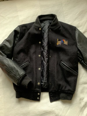 Collage jacka  - Jag köpte den för 700 kronor på Beyond retro och den är i väldigt bra skick. Den är i bra kvalité och passar både på hösten vintern och våren! Den har inga lappar men jag brukar ha storlek S men den här jackan är lite oversized på mig. Pris kan diskuteras