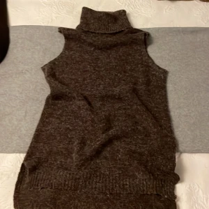 Väst i polokrage  - Polokrage väst / pullover väst vintage Vero Moda. Jättefin skick. EU SIZE S. 80% acrylic 20% nylon. Något kortare på framsidan . Slits på båda sidor.