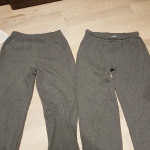 Mjukis byxor  - S, är kortare i modellen. Ny skick på både säljer 60 för en och 100 för båda