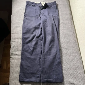 Dickies 874 - Säljer mina gamla dickies för har vuxit or dom. Storleken är w29 och längden 30/28  Priset går alltid att diskutera