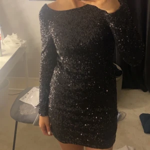 svart paljettklänning - Superfin klänning med paljetter och öppenrygg. Perfekt nu till nyår! Skriv för fler bilder. Skickar spårbar frakt 📦💓Köp dirket för 450kr+frakt