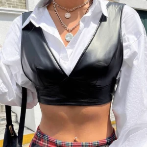 Svart läderväst med dragkedja i ryggen  - Supercool "väst" liknande topp som är trendig nu. Den är köpt från SHEIN men var för stor för mig tyvärr så därför säljs den. Den är i toppen skick. 