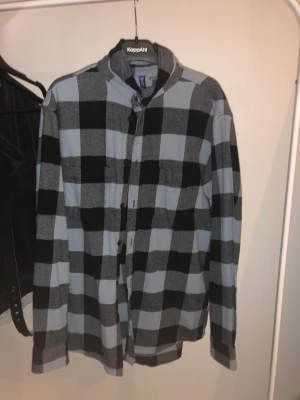Flanellskjorta  - Säljer min Flanellskjorta som jag knappt har haft användning till, väldigt bra skick. Fler bilder eller funderingar så hör ni av er. Snabbare affär bättre pris  (Köparen står för frakte)