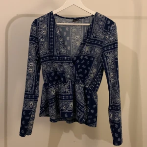 Blå Bandana topp i färgen. - Supersnygg bandana topp i blå. 