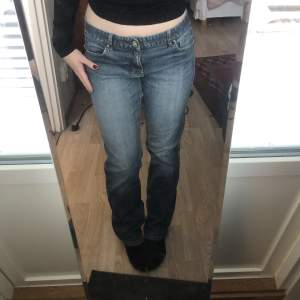 Lågmidjade blå jeans! Jeansen är i storlek 40 men passar mig som vanligtvis har 36/38. Jag är 164 cm och längden är perfekt!🥰 (Lägger upp igen!)
