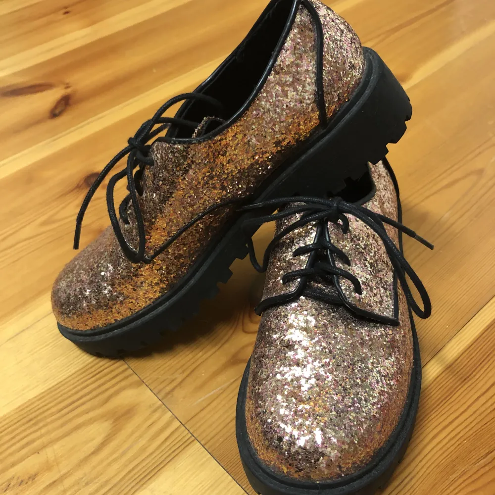 Guld glittriga skor använda 1 gång så dem är i bra skick. Perfekt för nyår! Storlek 37.. Skor.