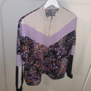 InWear tröjan ’Linne’ i storlek 36, knappt användt. Såldes för 1099kr. Helt slutsålt idag, säljer den för 400 kr. 