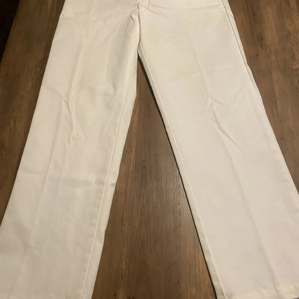 Dickies 874 Lite märken på dem men går säkert tvätta bort Får bättre pris om man köper samtliga dickies. Jeans & Byxor.