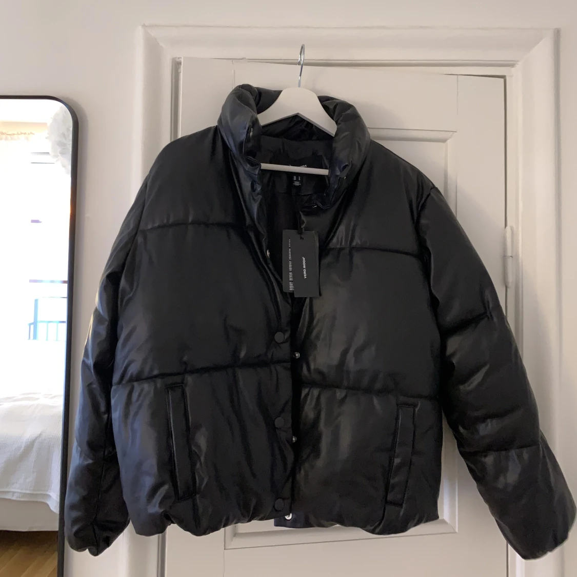 Vero Moda pufferjacka i svart - 90