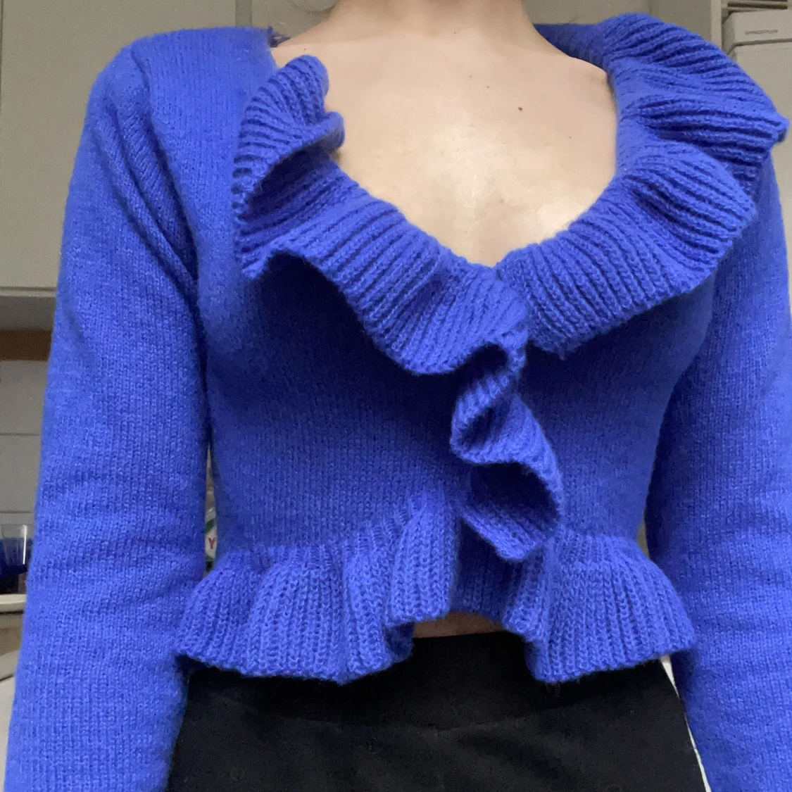 Stickad tröja med volanger - 90