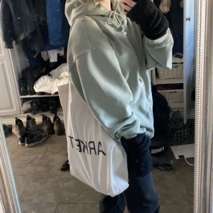 Brandy hoodie🤍😇 - Perfekt myshoodien från brandy! Jätte skönt tyg och sitter lite oversized. Nypris är 450kr jag säljer för 250kr🤍😇