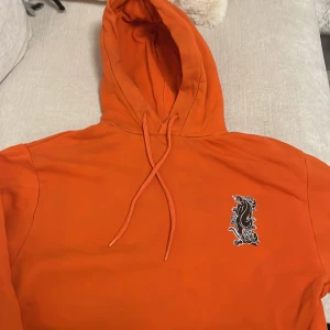 Croppad Hoodie - Orange croppad hoodie str M tror jag