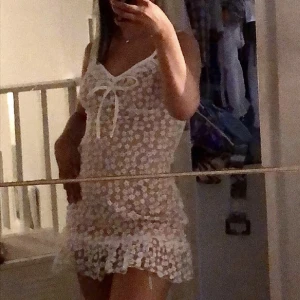 STUDENTKLÄNNING  - SÄLJER världens finaste & sötaste klänning från SHEIN i strl M!! Passar mig som är 171 cm som referens 💕💕 ALDRIG ANVÄND, endast tänkt som ett alternativ till student & provad till bilder 😚⚡️ ÄLSKAR den!! Köpt för över 300 kr!