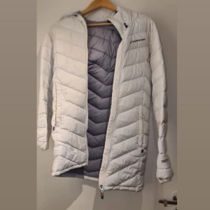 Peak Performance dunnjacka - Några år gammal dunnjacka med några fläckar här, därmed priset!