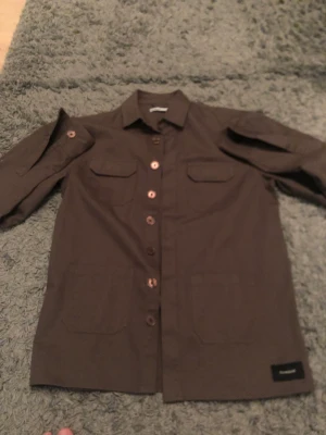 Olivegrön Skjorta Nominal - Olivegrön skjorta som jag har köpt från Zalando. Testat en gång och den passade ej mig. 