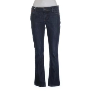 Lowwaist jeans - Tänkte sälja dessa lågmidjade raka/bootcut jeans från guess! De är i strlk 30 och midjemåttet är 78cm alltså skulle jag säga att de är en strlk S. Köpta secondhand och är i toppen skick men säljer då de inte passa mig tyvärr. Säljer för 250kr+ frakt! ❤️