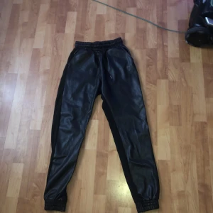 Byxor  - Svarta byxor bekväma att ha på sig .