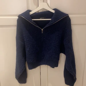 Stickad tröja - Super skön och snygg. Marinblå storlek S💕