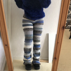 Stickade byxor  - Handgjorda stickade byxor Gjorda på återvunnet garn och därför en ’one of a kind’   Storlek S-L (väldigt stretchiga)