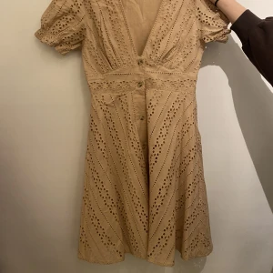 Oanvänd klänning från NAKD - Helt ny klänning,  från NAKD i beige färg. Storlek 34. 