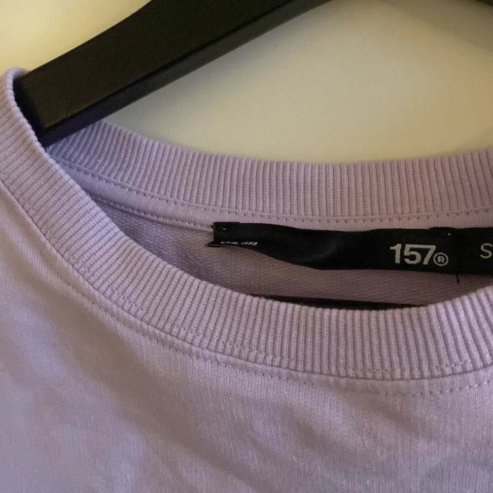 Lila tröja i storlek S från lager 157. Tröjan har inga skador. Kontakta mig vid köp eller frågor💛. T-shirts.