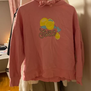 SVEA hoodie - Hoodie från svea, super fin och unik!! Super mjuk och mysig. Använd ett fåtal gånger, skickar gärna fler bilder vid intresse!