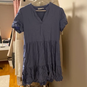 Klänning från NAKD - Klänning från NAKD med t-shirtärmar, super söt men behöver strykas 🙈 Använd fåtal gånger, toppenskick!